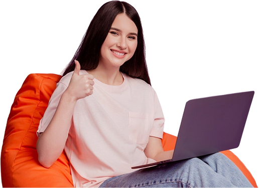 mujer sentada en un coach con una laptop haciendo thumbsup